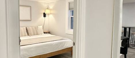 1 slaapkamer, een bureau, een strijkplank/strijkijzer, wifi