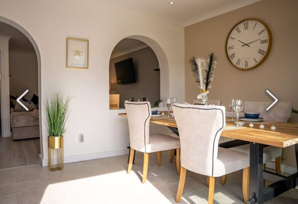 Dining - Flamingo short Let’s Neath Hill 4 Bed 4 Bath (Neath Hill)