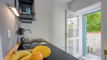 Kühlschrank, Mikrowelle, Herdplatte, Toaster