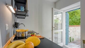 Kühlschrank, Mikrowelle, Herdplatte, Toaster