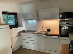 Micro-ondes, four, plaque de cuisson, lave-vaisselle