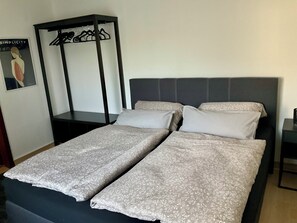 1 bedroom, WiFi, bed sheets - Quiet, fully equipped guest apartment (Mettmann)