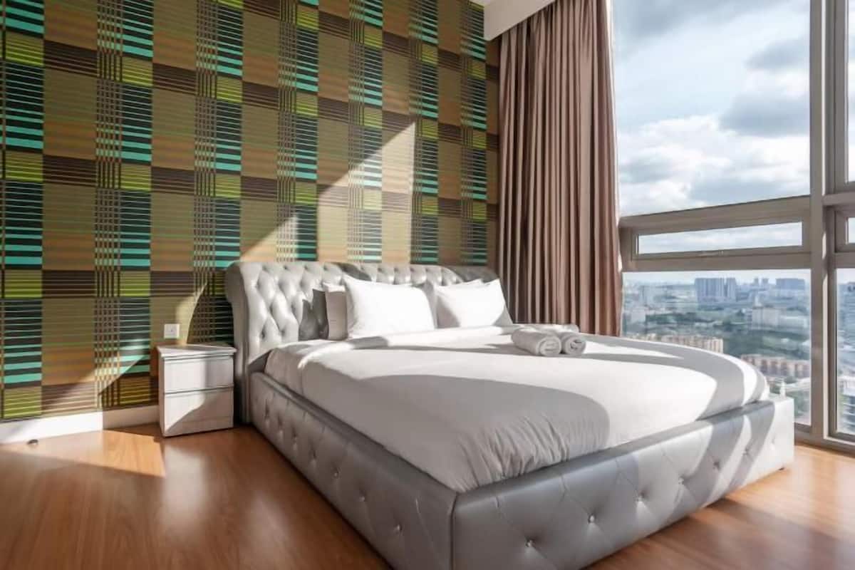 Desk, laptop workspace, free WiFi, bed sheets