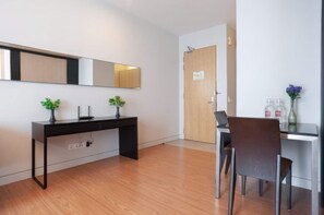 Superior-Apartment, 1 Schlafzimmer, Küche, Stadtblick | Essbereich im Zimmer