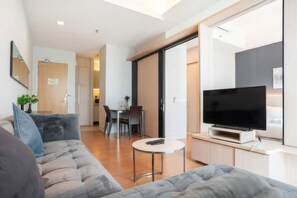 Superior appartement, 1 slaapkamer, keuken, uitzicht op de stad | Woonruimte | Een 35-inch televisie met kabelzenders