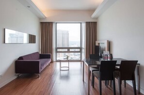 Lägenhet Superior - 2 sovrum - kök - utsikt mot staden | Vardagsrum | 35-tums tv med kabelkanaler