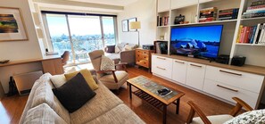 Smart-tv, böcker och en stereo