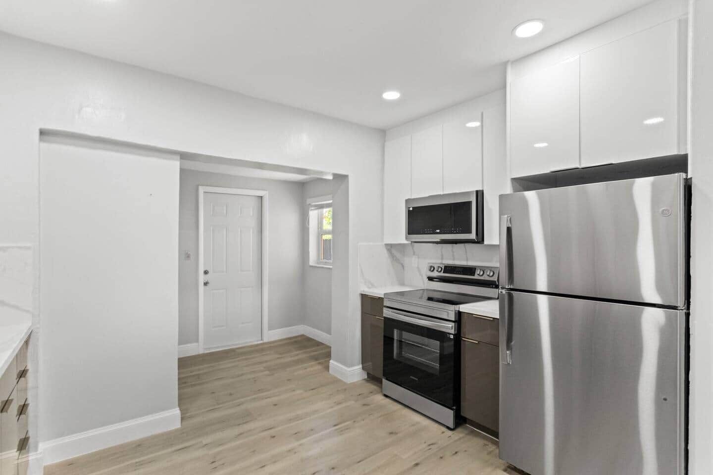 Kylskåp, mikrovågsugn, ugn och grytor/köksredskap