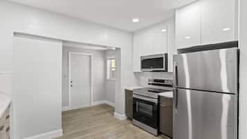 Kylskåp, mikrovågsugn, ugn och grytor/köksredskap