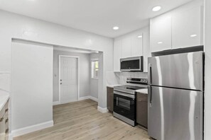 Kylskåp, mikrovågsugn, ugn och grytor/köksredskap