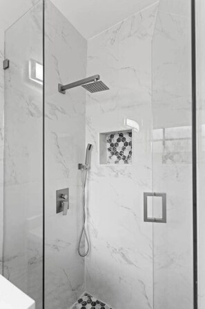 Dusche, Haartrockner, Handtücher, Seife