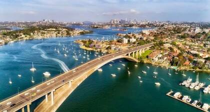 Balmain Village Retreat | Sleeps 5 | AC + Parking | City 3kms