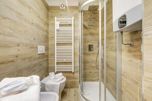 Dusche, Haartrockner, Bidet, Handtücher