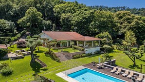A villa with a swimming pool, outdoor seating, and a garden. - GuestReady - Relaxing experience in Queijada (Porto)