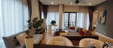 Superior-Apartment, 1 Schlafzimmer, Balkon, Stadtblick | Essbereich im Zimmer