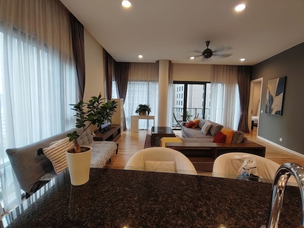 Appartement supérieur, 1 chambre, balcon, vue sur la ville | Repas dans la chambre