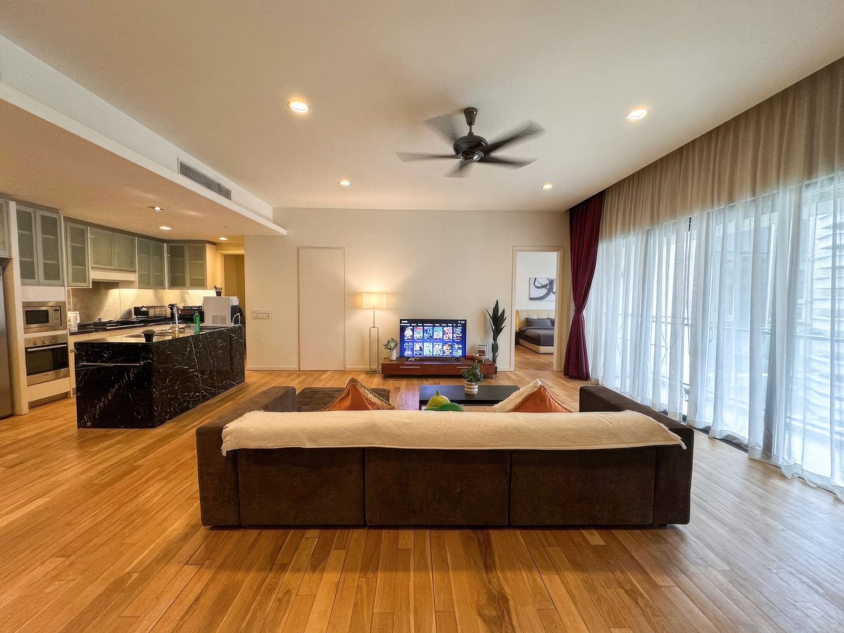 高級公寓, 3 間臥室, 陽台, 城市景觀 | 起居區 | 30-吋平面電視，提供有線頻道