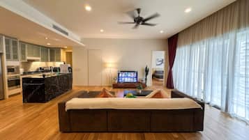 Superior Apartment, 3 Bedrooms, Balcony, City View | Ruang tamu | 30 inci televisyen skrin rata dengan kabel