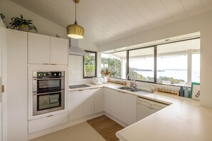 Private kitchen - Waterfront Sanctuary, Oneroa - Now open for Christmas and New Year booking! (Waiheke Island)