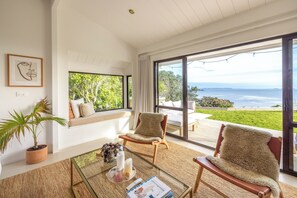 Living area - Waterfront Sanctuary, Oneroa - Now open for Christmas and New Year booking! (Waiheke Island)