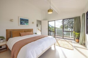 4 bedrooms, iron/ironing board, WiFi, bed sheets - Waterfront Sanctuary, Oneroa - Now open for Christmas and New Year booking! (Waiheke Island)