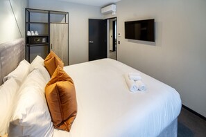 3 habitaciones, escritorio y tabla de planchar con plancha 