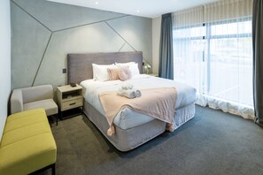 3 bedrooms, desk, iron/ironing board, travel cot - Rare Find 3 bed CBD Single Level with 2 car parks (Christchurch)