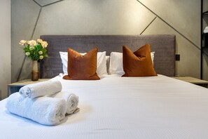 3 chambres, bureau, fer et planche à repasser, lit parapluie