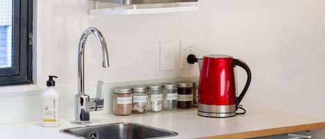 冰箱、微波炉、烤箱、炉灶