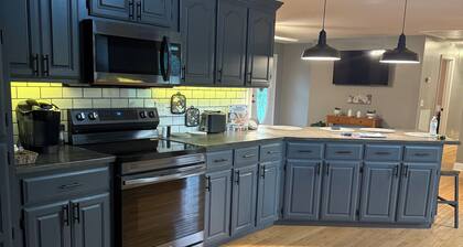 Charming 3-bedroom house with WiFi and AC in beautiful Loretto