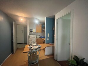 Micro-ondes, four, plaque de cuisson, cafetière/bouilloire