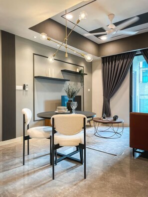 Appartement Supérieur, 1 chambre, balcon, vue ville | Coin séjour | Télévision de 35 pouces avec chaînes par câble
