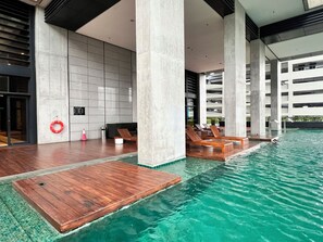 สระว่ายน้ำกลางแจ้ง