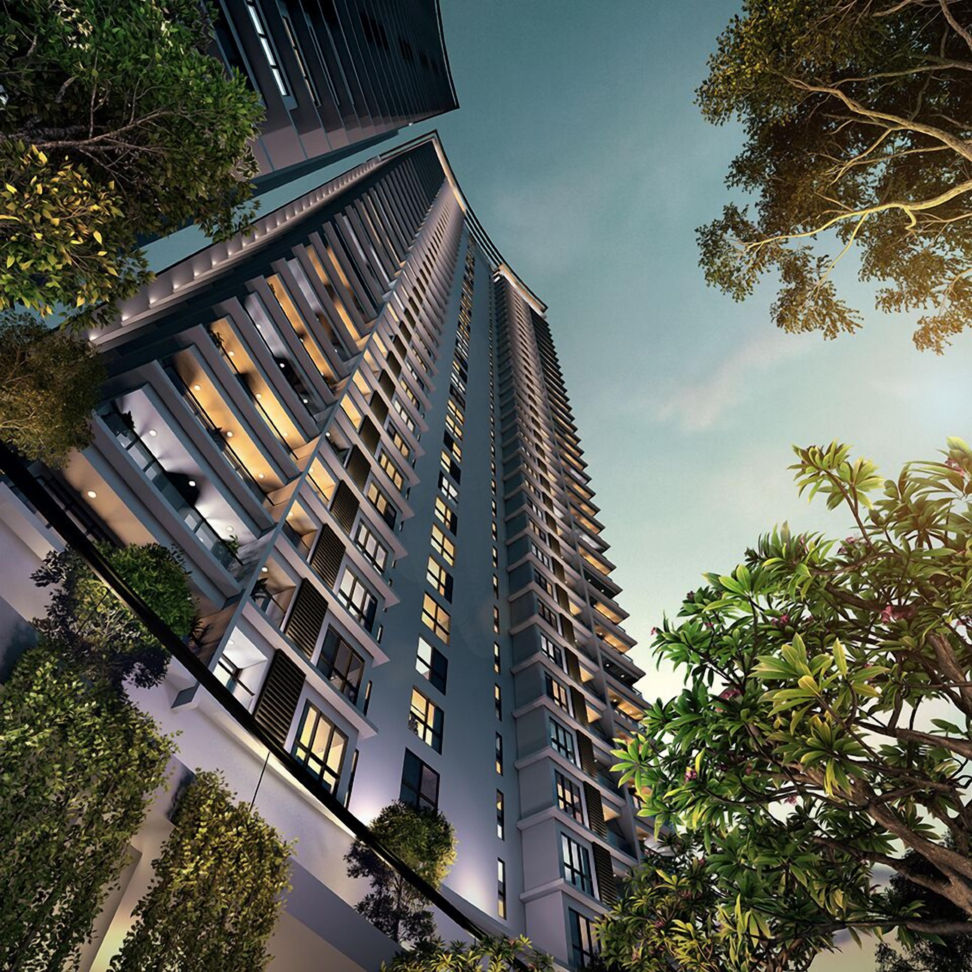 Un immeuble de grande hauteur doté de nombreux balcons, entouré d’une végétation luxuriante.