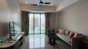 ซูพีเรียอพาร์ทเมนท์, 2 ห้องนอน, ห้องครัว, วิวเมือง | บริเวณนั่งเล่น | ทีวี 35 นิ้ว พร้อม ช่องเคเบิล