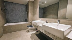 Superior Apartment, 1 Bedroom, Balcony, City View | Bathroom