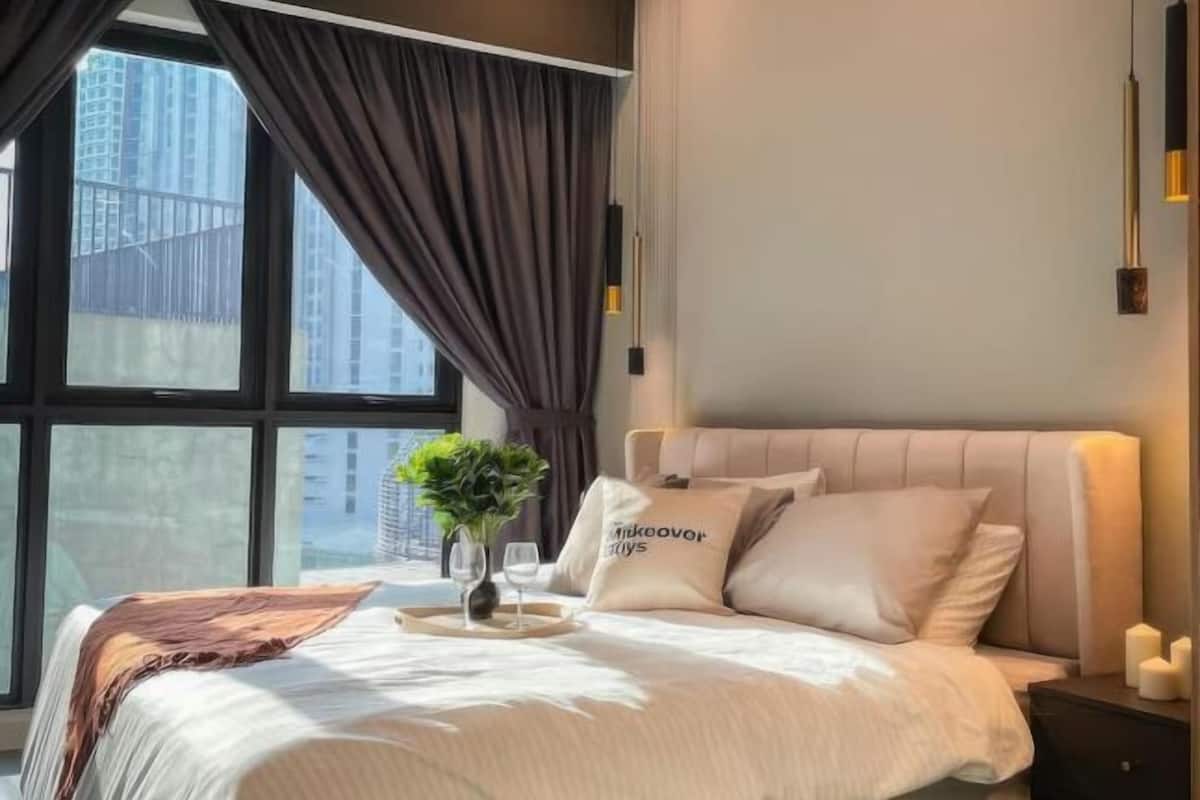 Desk, laptop workspace, free WiFi, bed sheets
