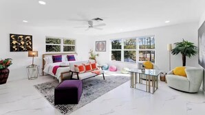 Smart TV, fireplace - Luxurious 7-bedroom villa with pool/spa and pickleball court in fabulous Naples (Naples)