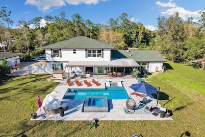 Luxurious 7-bedroom villa with pool/spa and pickleball court in fabulous Naples
