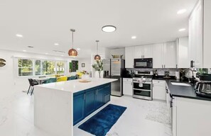 Four Ă micro-ondes, un four, surface de cuisson, lave-vaisselle