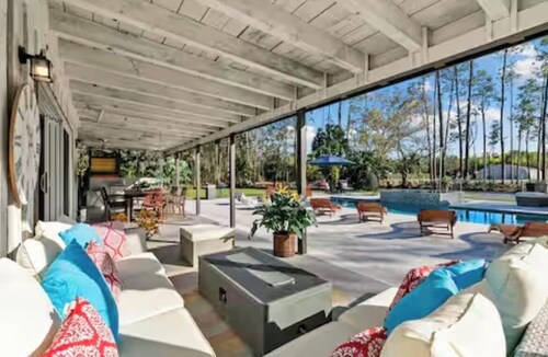 Luxurious 7-bedroom villa with pool/spa and pickleball court in fabulous Naples