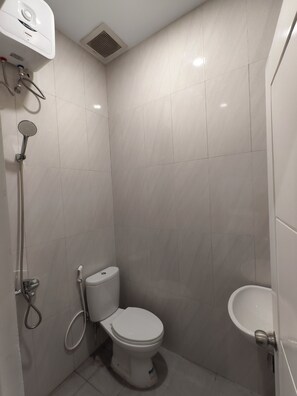 Dusche, Bidet, Handtücher, Seife