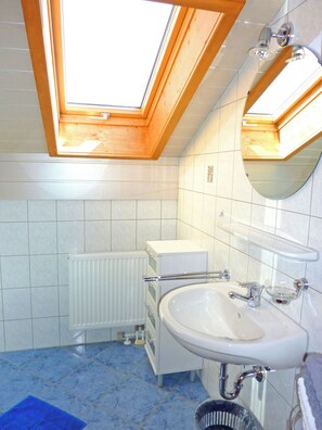 Een douche, een haardroger, handdoeken