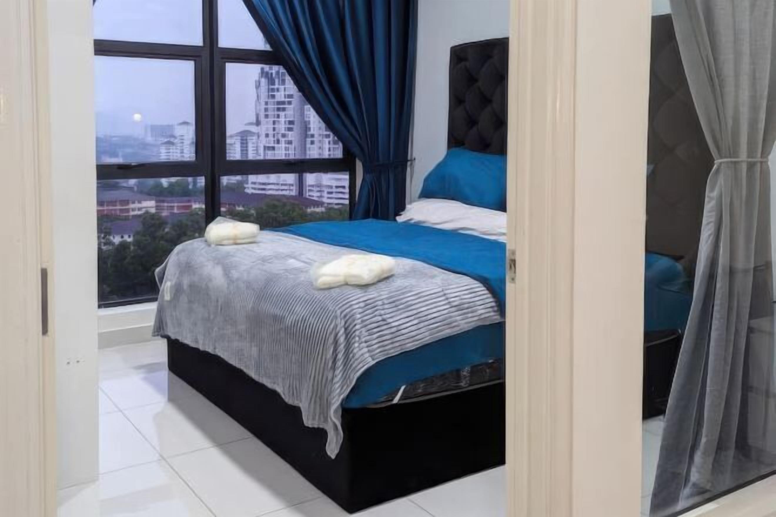 Desk, laptop workspace, free WiFi, bed sheets