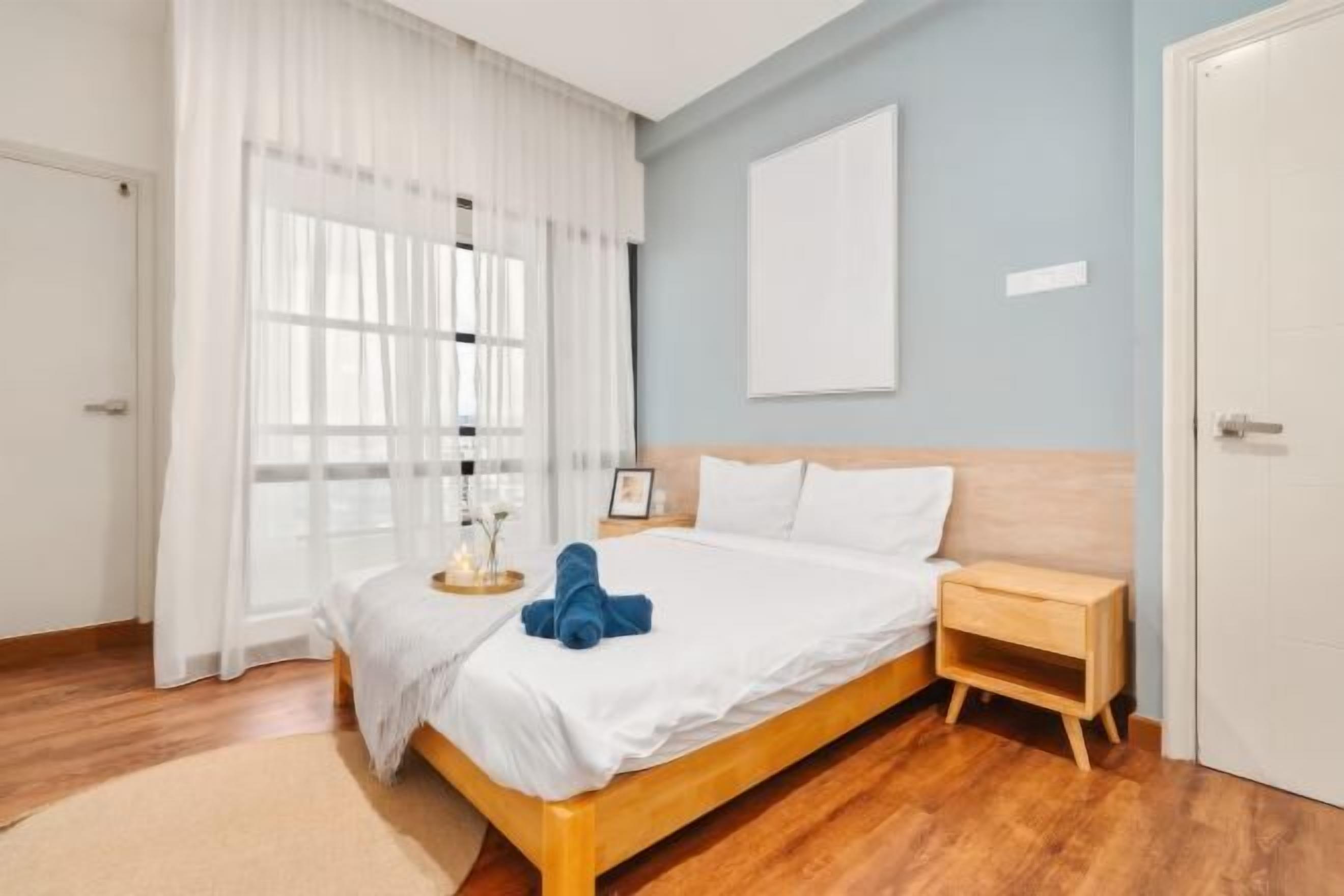 Desk, laptop workspace, free WiFi, bed sheets