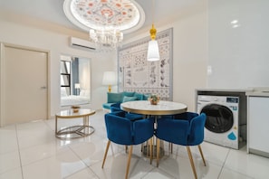 Appartement Deluxe, 1 chambre, cuisine, vue sur la ville | Repas dans la chambre