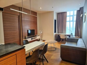 Appartement Supérieur, 2 chambres, cuisine, vue ville | Coin séjour