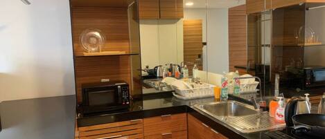 Superior Apartment, 1 Bedroom, Kitchen, City View | Private kitchen | Fridge, microwave, stovetop, cookware/dishes/utensils