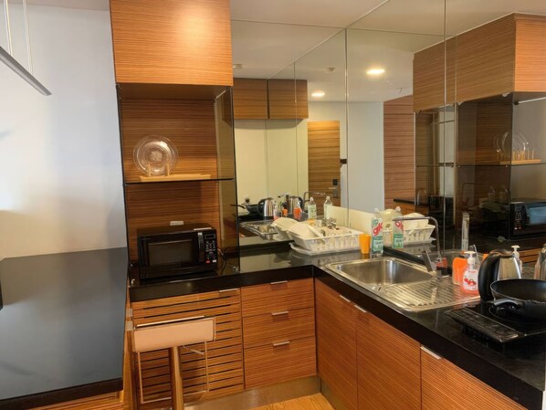 Superior Apartment, 1 Bedroom, Kitchen, City View | Private kitchen | Fridge, microwave, stovetop, cookware/dishes/utensils