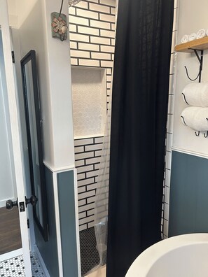 Hårføner, håndklær, såpe og toalettpapir